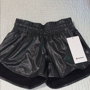 Lululemon Tracker LR Short 4” *Lined- Women’s